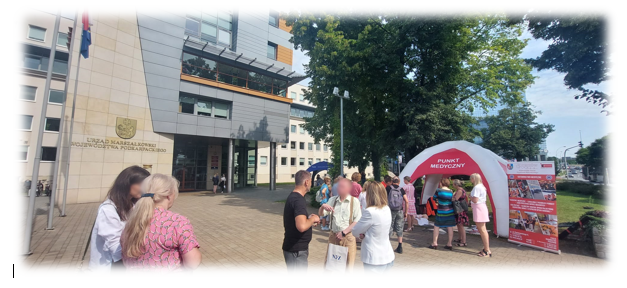 Piknik Zdrowia przed urzędem, widać grupki ludzi i namioty reklamowe